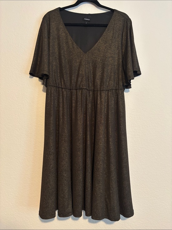torrid Dresses & Skirts - torrid Shimmering V-Neck Flutter Midi Dress in Metallic Black